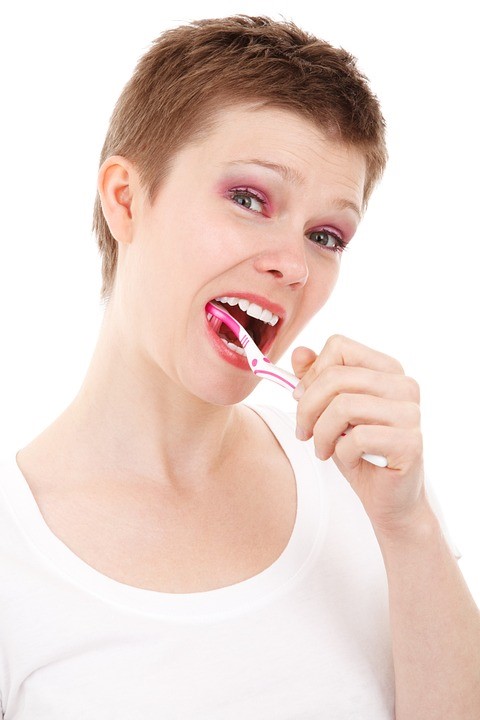Bien se brosser les dents pour éviter les caries
